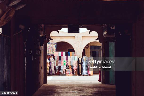 dubai historic district with traditional textile stores - al fahidi fort stock-fotos und bilder