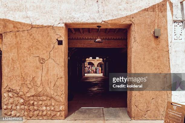 narrow alley in historical neighborhood of dubai - al fahidi fort fotografías e imágenes de stock