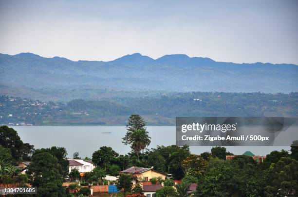 scenic view of lake and mountains against sky,bukavu,democratic republic of congo - democratische republiek congo stockfoto's en -beelden