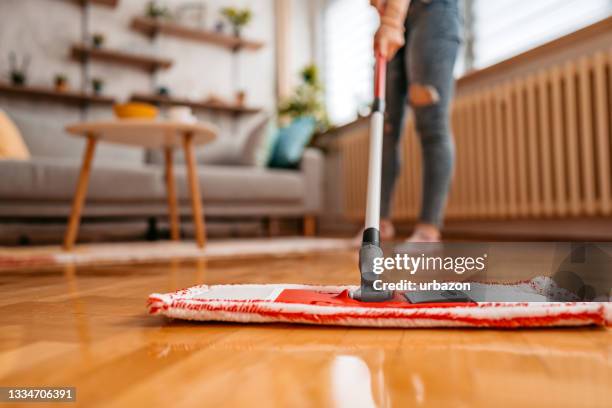 house cleaning using microfiber wet mop pad - chão de madeira imagens e fotografias de stock