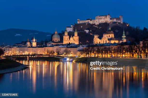 salzburger stadtbild in der abenddämmerung mit blick auf die salzach, österreich, europa - salzburg stock-fotos und bilder