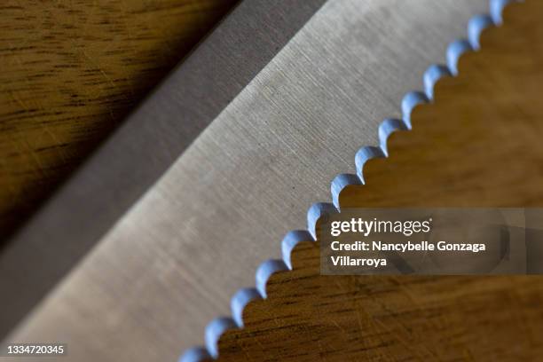 serrated edge of a bread knife - bread knife stockfoto's en -beelden