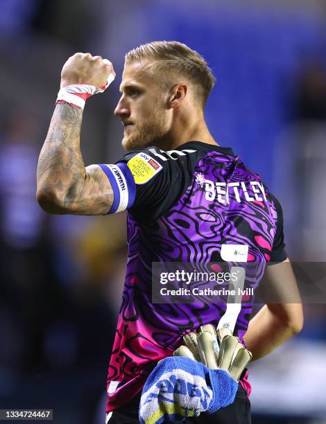 Daniel Bentley of Bristol City celebrates victory after the Sky Bet Championship match between Reading and Bristol City at The Select Car Leasing...