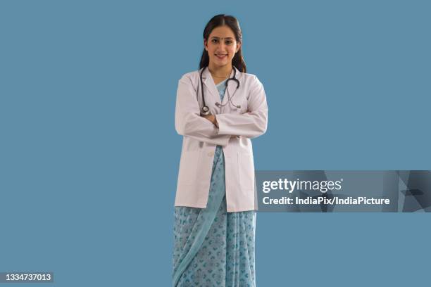 portrait of a young lady doctor. - personale medico stock pictures, royalty-free photos & images