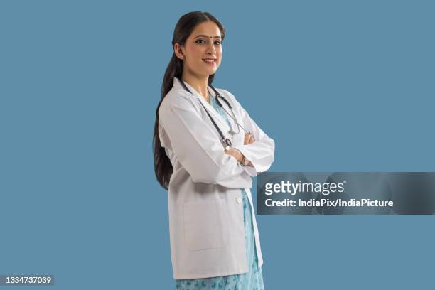 portrait of a young lady doctor. - personale medico stock pictures, royalty-free photos & images