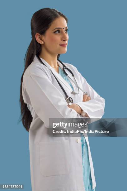 portrait of a young lady doctor. - personale medico stock pictures, royalty-free photos & images