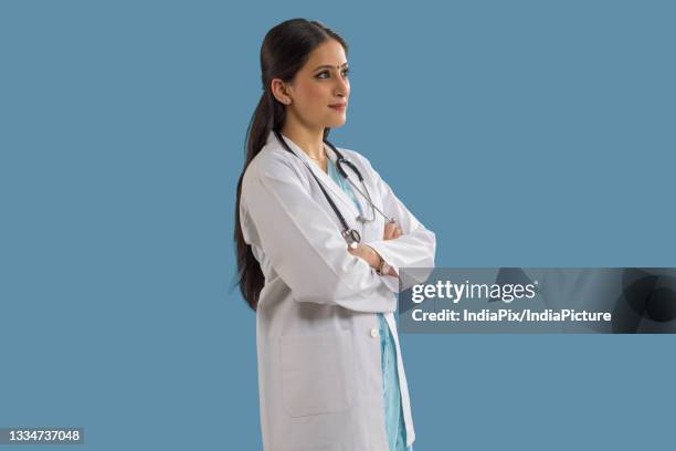 portrait of a young lady doctor. - personale medico stock pictures, royalty-free photos & images