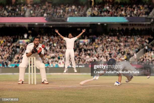 batsman diving while taking a run during a match - crease cricket field stockfoto's en -beelden