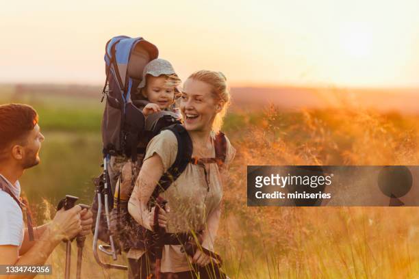 glückliches familienwandern mit baby - walking mountains stock-fotos und bilder