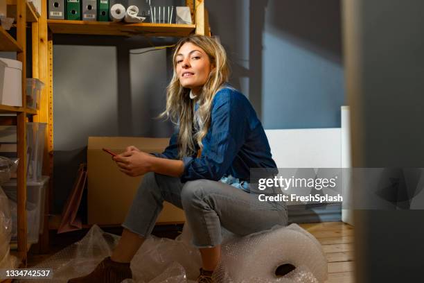 wie man eine pause von der arbeit einlegen kann - smartphone-meditations- und entspannungs-apps - luftpolsterfolie stock-fotos und bilder