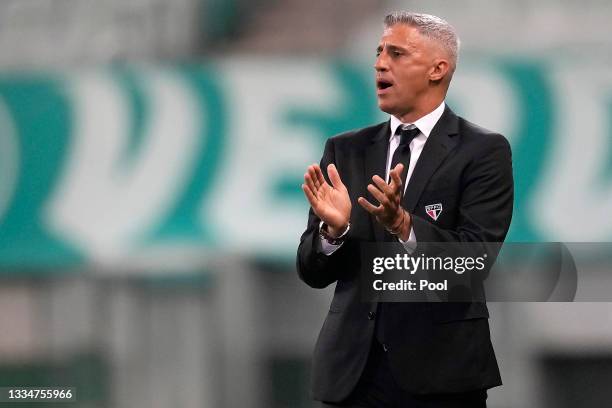 Hernan Crespo coach of Sao Paulo gestures during a quarter final second leg match between Palmeiras and Sao Paulo as part of Copa CONMEBOL...