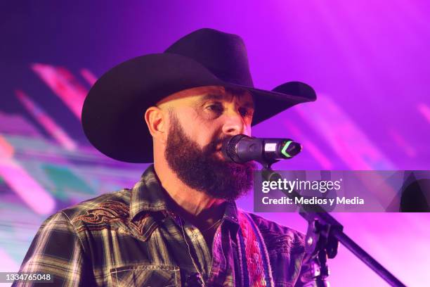 Luk Vegas performs on stage at Salon Las Tertulias on August 17, 2021 in Mexico City, Mexico. After 11 years without musical activity, Maria...