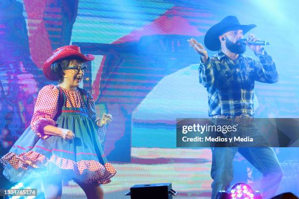 María Antonieta de las Nieves and Luk Vegas perform on stage at Salon Las Tertulias on August 17, 2021 in Mexico City, Mexico. After 11 years without...