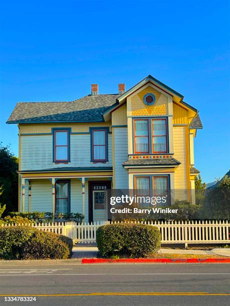 two-story victorian home in lompoc - lompoc-california photos et images de collection