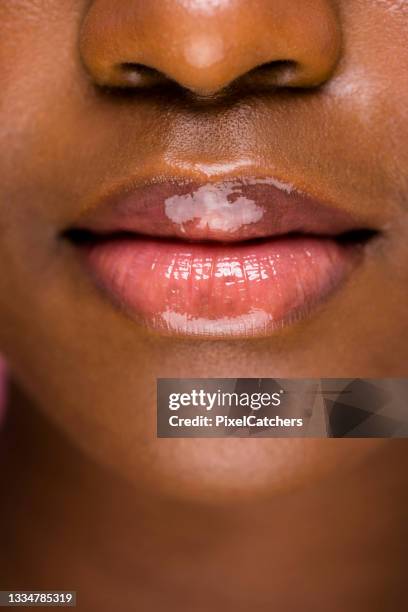 gros plan extrême femmes africaines lèvres brillantes - brillant à lèvres photos et images de collection