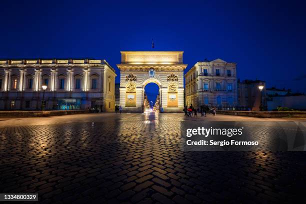 arc de triomphe or porte du peyrou, montpellier, france - montpellier stock pictures, royalty-free photos & images