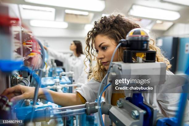 hermosa ingeniera trabajando en el laboratorio - mechatronics fotografías e imágenes de stock