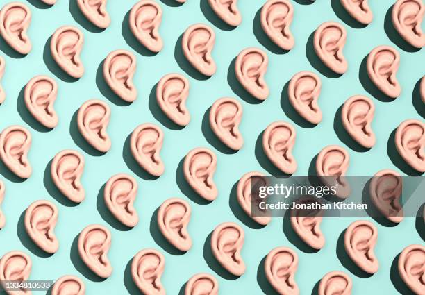 a pattern of ears on a background - ouvir às escondidas imagens e fotografias de stock