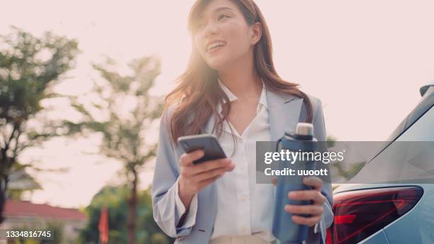 携帯電話を使用してアジアの若い女性 - asian woman smiling sunrise ストックフォトと画像