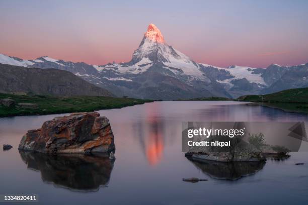 der matterhon spiegelt sich bei sonnenaufgang im stellisee - zermatt - schweiz - matterhorn stock-fotos und bilder
