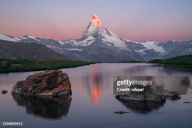 the matterhon reflected in the stellisee lake at sunrise  - zermatt - switzerland - monte cervino stockfoto's en -beelden