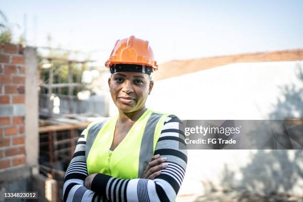 portrait of a female construction worker at a construction site - female bricklayer stock pictures, royalty-free photos & images