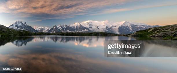 o lago cheserys com a cordilheira mount blanc no fundo em sunrise - frança - chamonix - fotografias e filmes do acervo