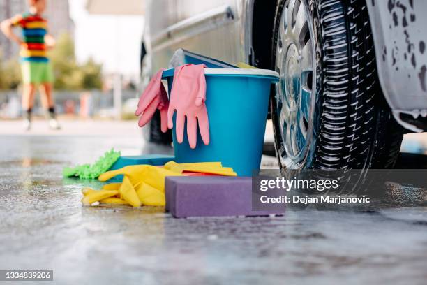 car wash - car splashing water on people stock pictures, royalty-free photos & images