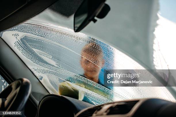 car wash - car splashing water on people stock pictures, royalty-free photos & images