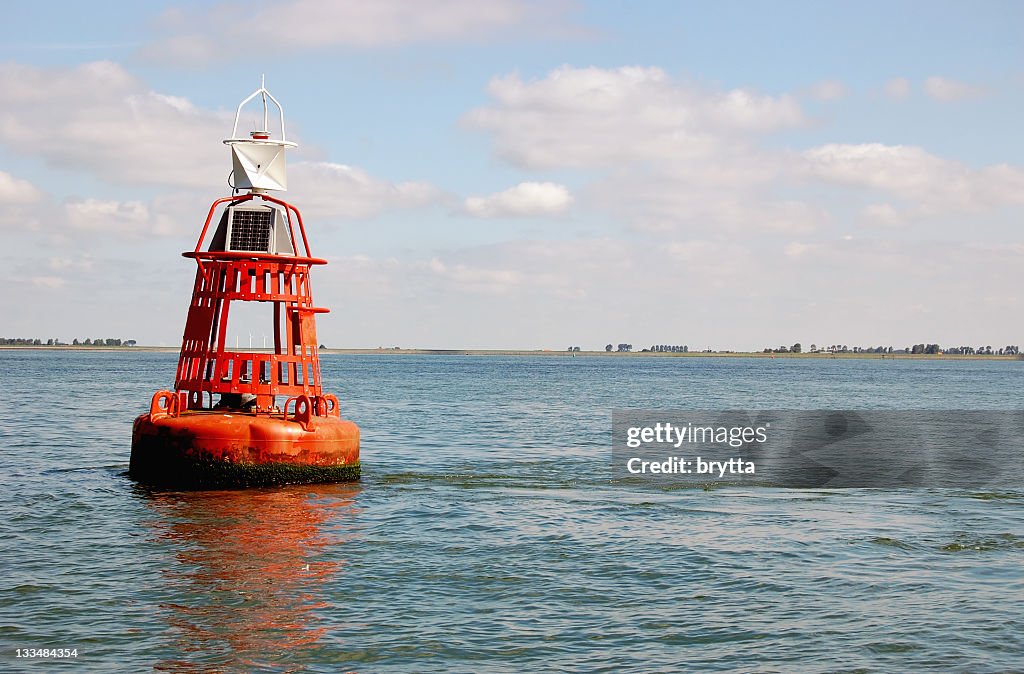 Bóia laranja no Scheldt Oriental, Zeeland, Holanda