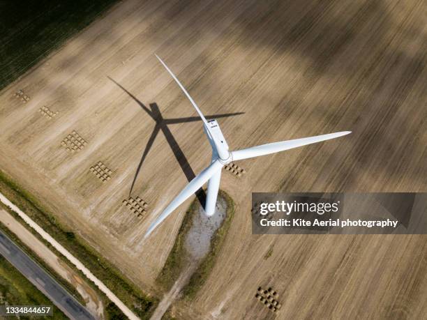 éolienne à bouin - éolienne ストックフォトと画像