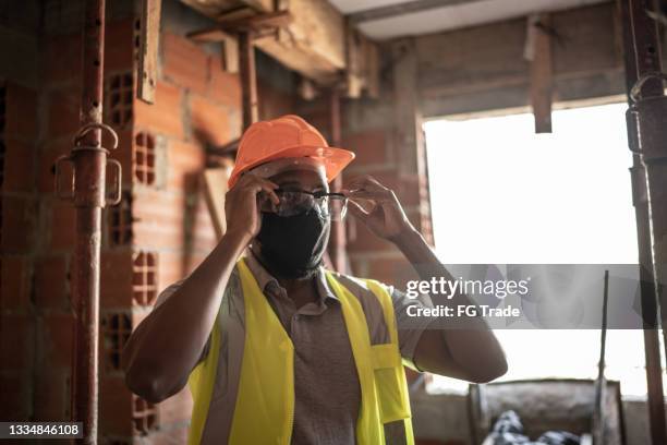 Contractor Working With Mask Photos and Premium High Res Pictures ...