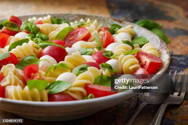 caprese pasta salad - caprese stockfoto's en -beelden