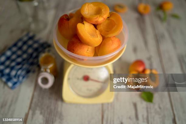 albaricoques amarillos en una escala de cocina - kilogramo fotografías e imágenes de stock