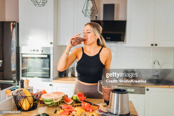 gesunde ernährung tut dem körper gut - breakfast lifestyle female stock-fotos und bilder