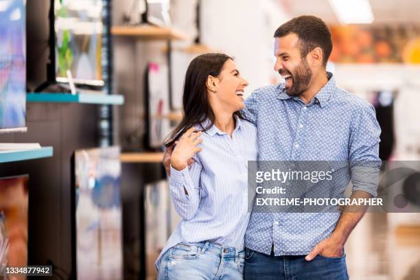 couple seen during house goods shopping - retailer shopping customer tv stockfoto's en -beelden