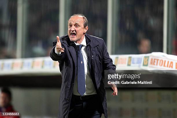 Fiorentina head coach Delio Rossi shouts instructions to his players during the Serie A match between ACF Fiorentina and AC Milan at Stadio Artemio...
