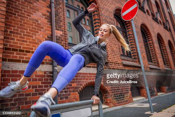 parkour moment of cheerful woman - free running stock pictures, royalty-free photos & images