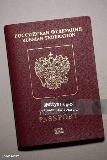 russian passport. - american visas in the passports of russian citizens stockfoto's en -beelden