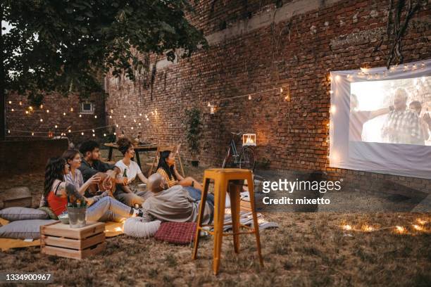filmabend party - projection film outdoor stock-fotos und bilder