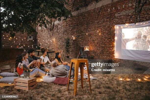 movie night party - snoerverlichting stockfoto's en -beelden