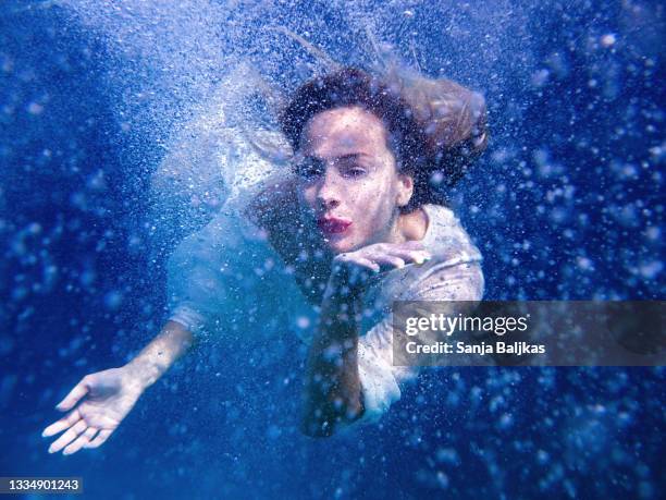 woman underwater - break through fotografías e imágenes de stock