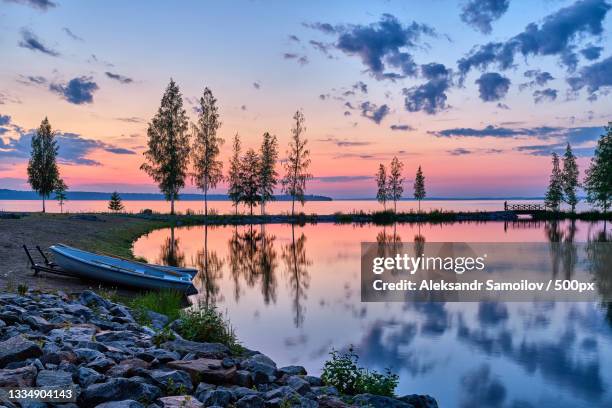 scenic view of lake against sky during sunset,tampere,finland - tampere photos et images de collection