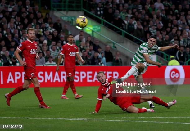 Tom Rogić of Celtic FC scores his team's 3rd goal during the UEFA Europa League Play-Offs Leg One match between Celtic FC and AZ Alkmaar at on August...