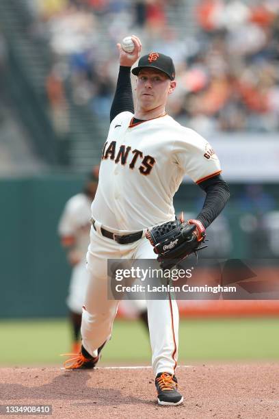 Anthony DeSclafani of the San Francisco Giants pitches in the top of the first inning against the New York Mets at Oracle Park on August 18, 2021 in...
