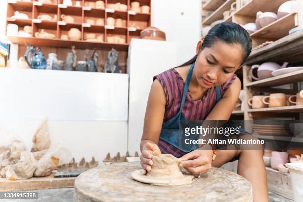 female potter and business owner - pottery wheel stock pictures, royalty-free photos & images