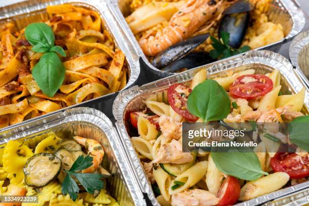 сhinese takeaway food, italian food delivery. different aluminium lunch box with  dumplings, noodles with chicken, rice with chicken, pasta with salmon, falafel - ready to eat stock pictures, royalty-free photos & images
