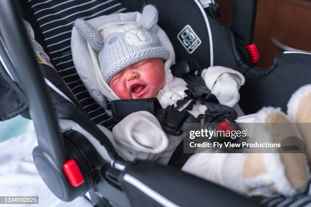 病院から家に帰るためにカーシートに入れられている新生児 - baby products ストックフォトと画像