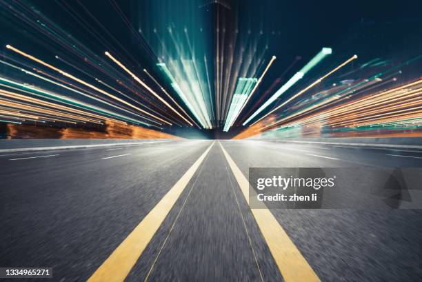 light trail of the city at night - voie urbaine photos et images de collection
