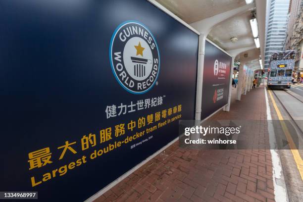 fermata del tram di foo ming street a causeway bay, hong kong - record-mondiale foto e immagini stock